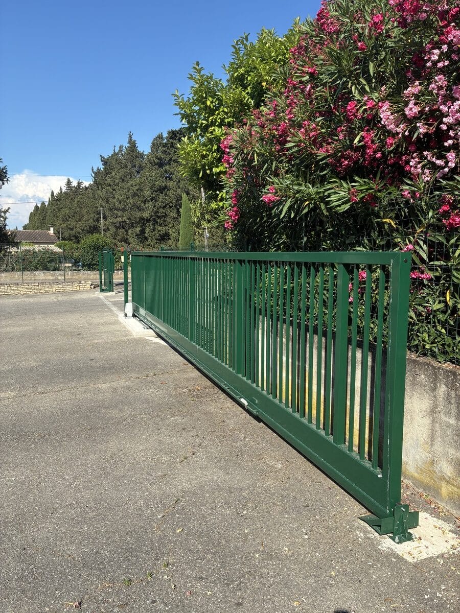 Photo grand angle d’un portail coulissant moderne et robuste