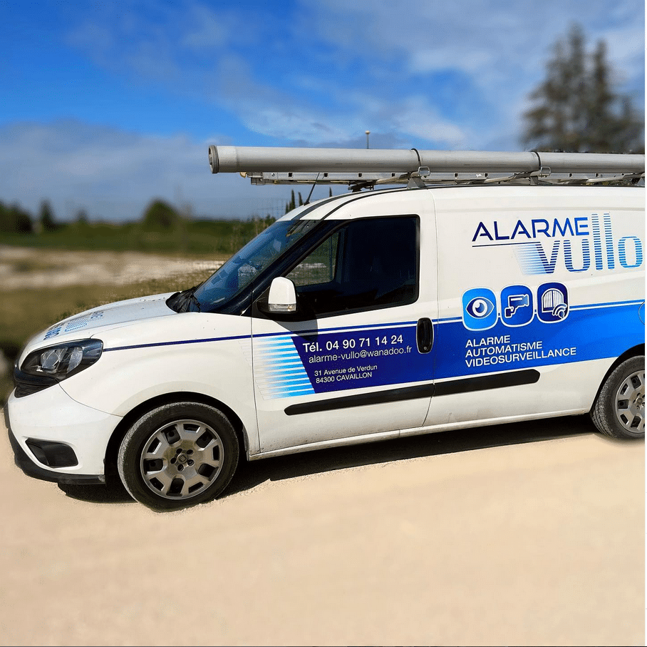 Camionnette Vullo, portant l'image de marque de l'entreprise et représentant son engagement à fournir un service rapide et fiable sur site.